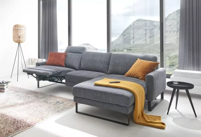 Möbel Schuh Foto Wohnzimmer mit Polstergarnitur grau mit bewegender Kopf- und Beinstütze