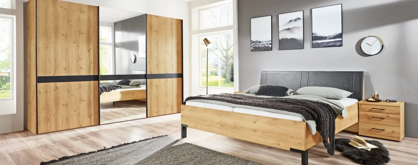 Schlafzimmergestaltung in Schwarz und Naturtönen bei Möbel Schuh